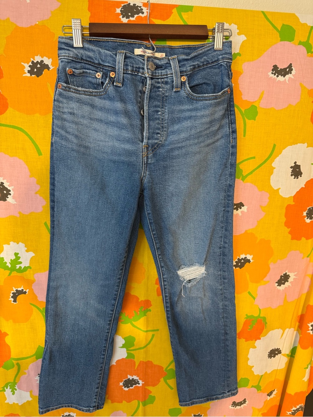 Levi's Cropped wedgie straight High-Rise Jeans with Knee Rip
